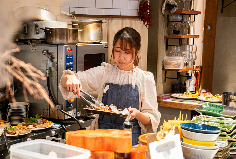 グリル料理を盛り付けする様子