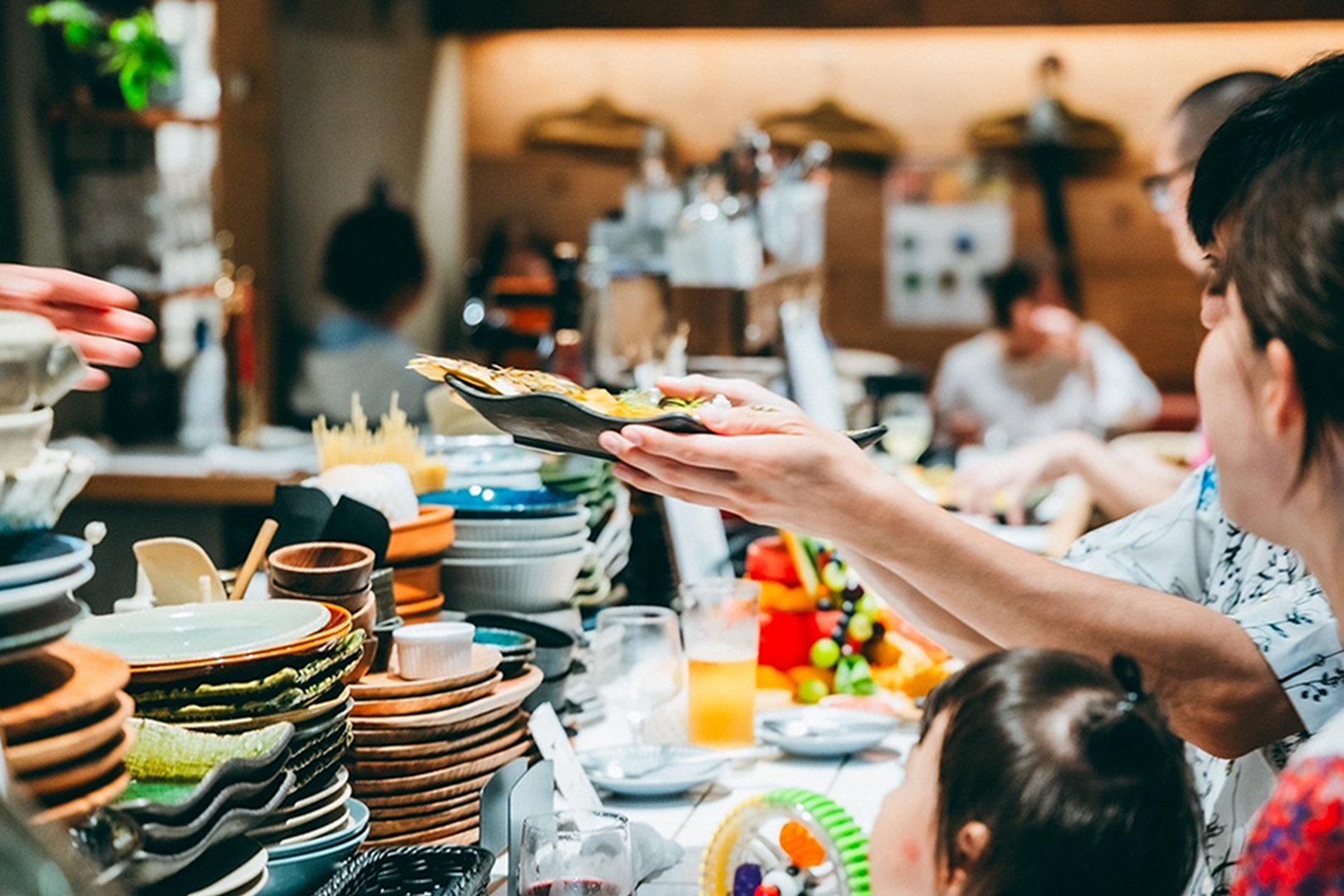 カウンター越しに皿を手渡す様子