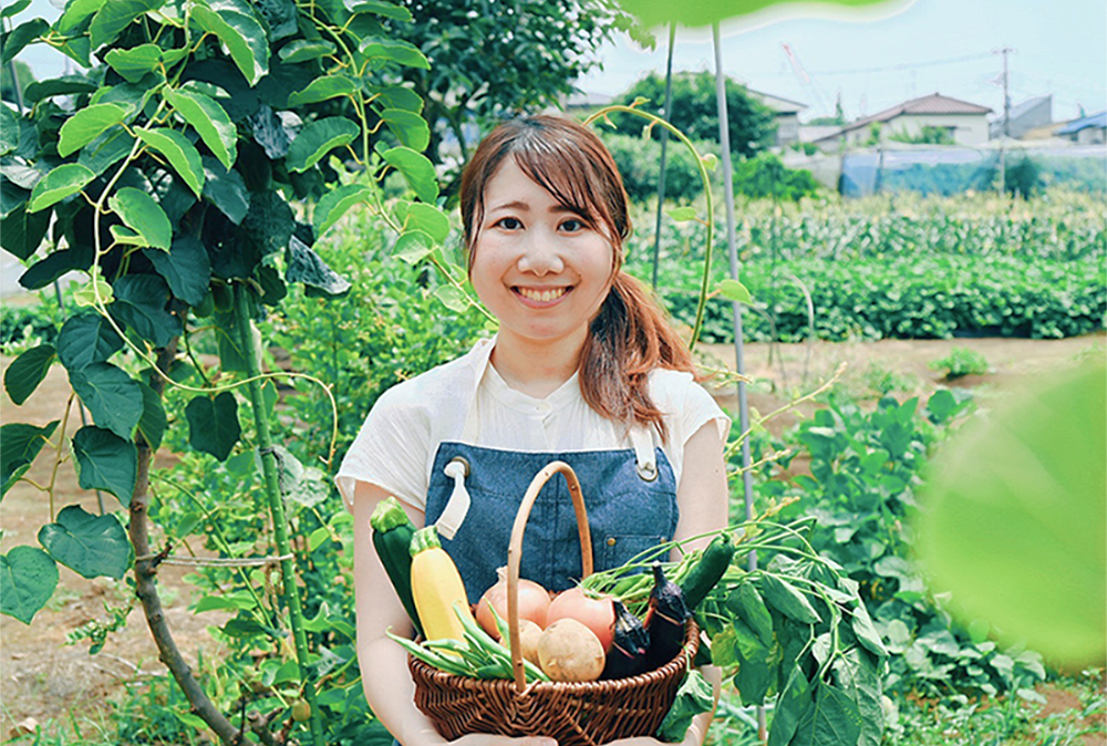 キッチンで盛り付けをする様子