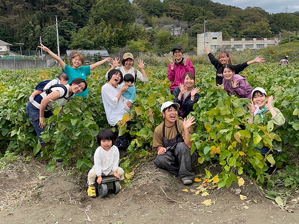農園で手伝いをする人たち