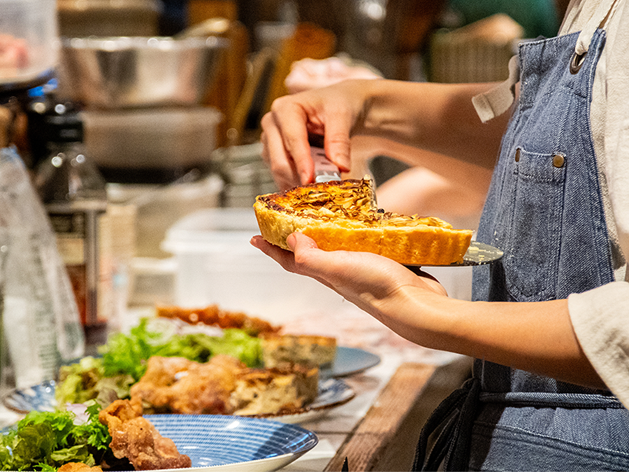 キッシュ盛り付けの様子