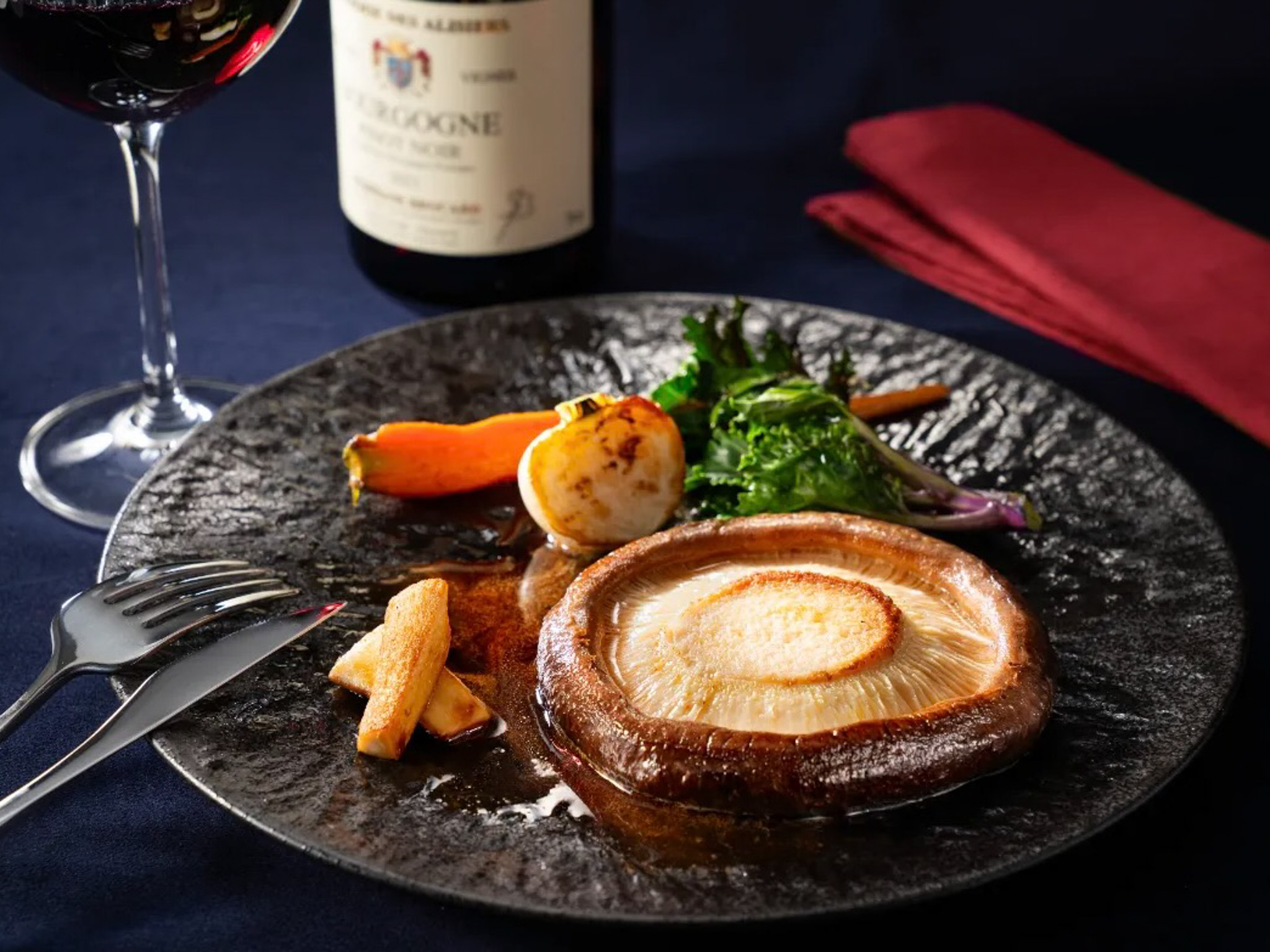 福王しいたけのステーキ（黒背景）